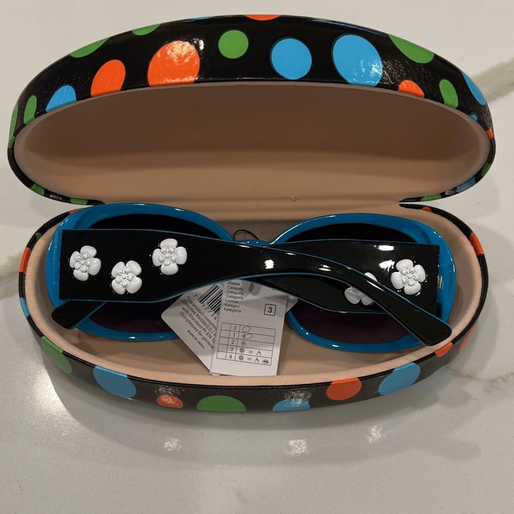 NWT White Camellia Flowers Sunglasses w/ Polka Dot Case